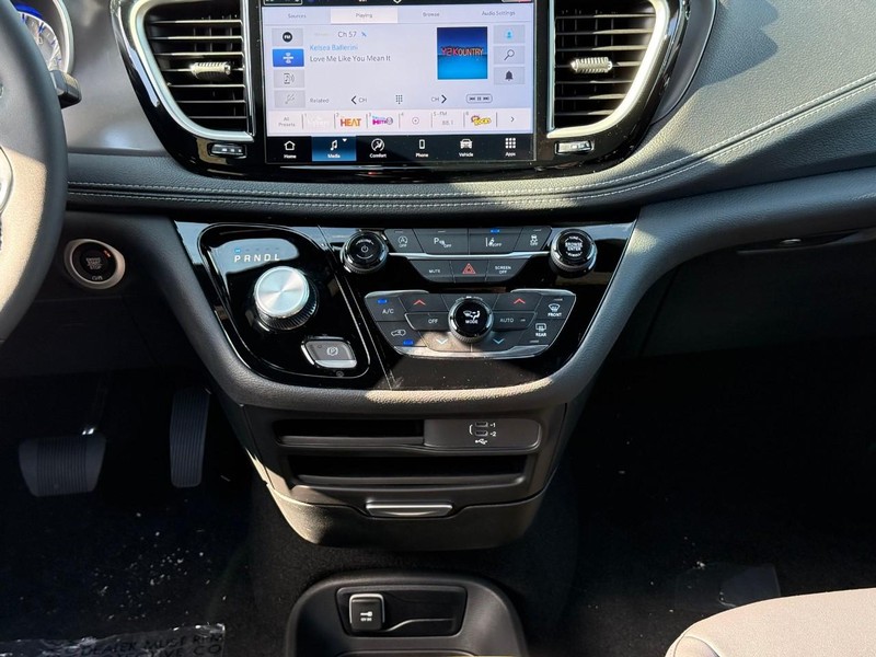 Chrysler Pacifica Vehicle Image 13