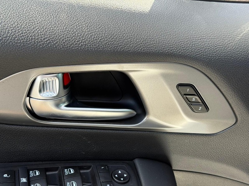 Chrysler Pacifica Vehicle Image 15