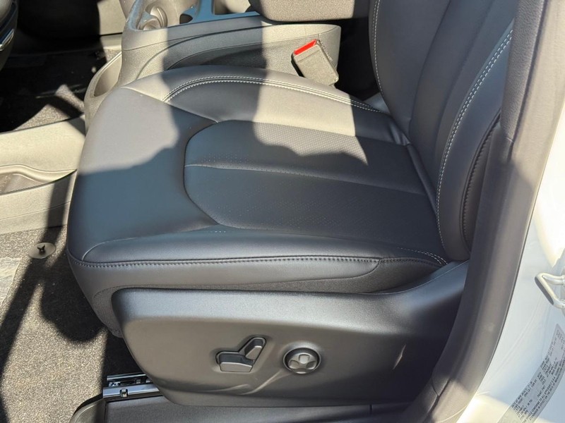 Chrysler Pacifica Vehicle Image 16
