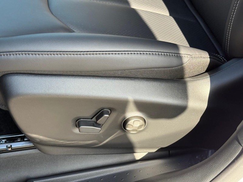 Chrysler Pacifica Vehicle Image 17