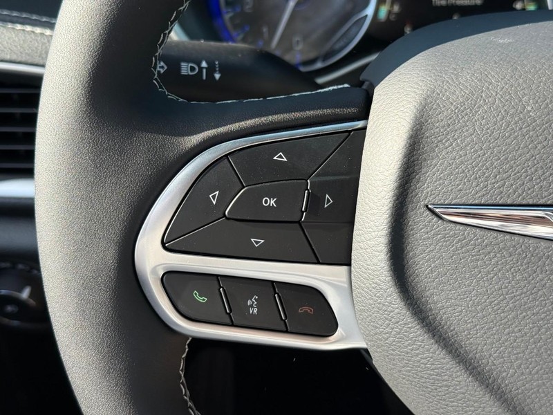 Chrysler Pacifica Vehicle Image 18