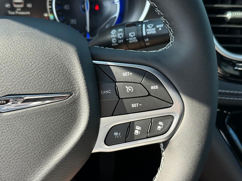 Chrysler Pacifica Vehicle Image 19