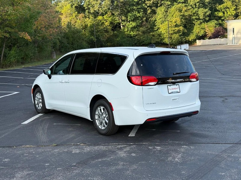 Chrysler Voyager Vehicle Image 04