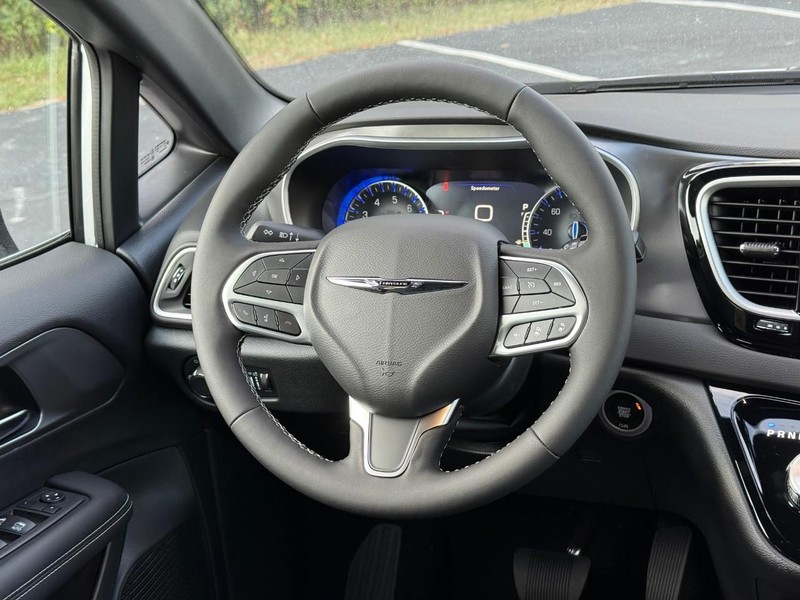 Chrysler Voyager Vehicle Image 11