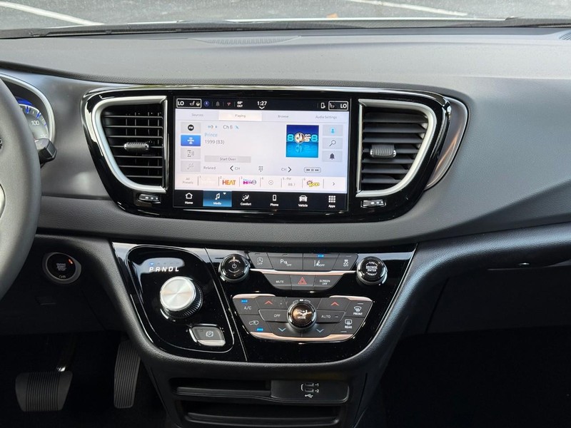 Chrysler Voyager Vehicle Image 12