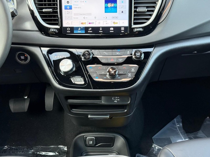 Chrysler Voyager Vehicle Image 13