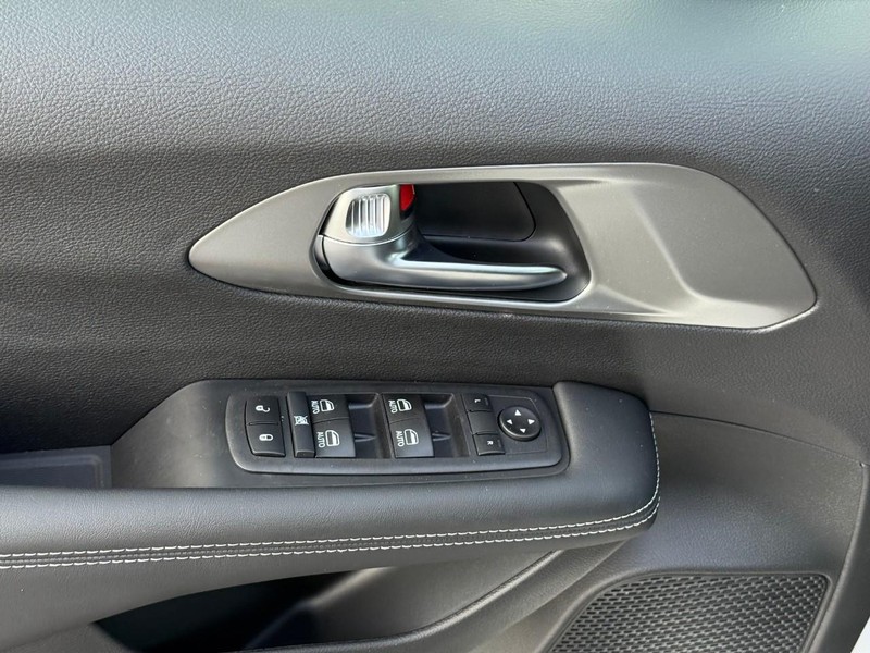 Chrysler Voyager Vehicle Image 14