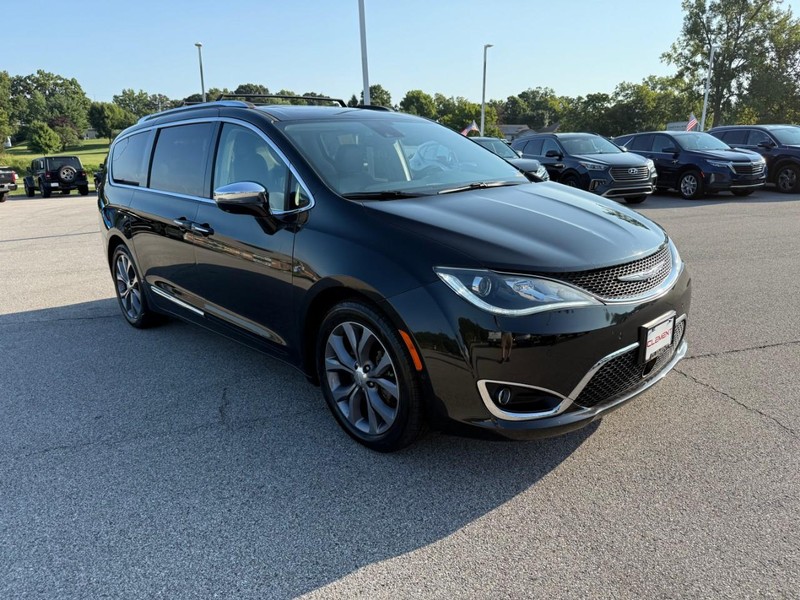 Chrysler Pacifica Vehicle Image 09