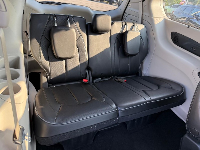 Chrysler Pacifica Vehicle Image 12