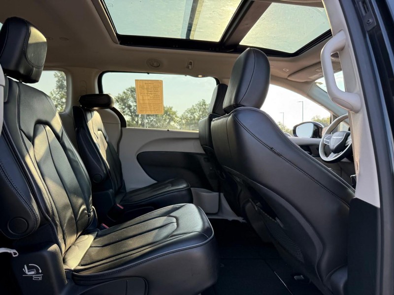 Chrysler Pacifica Vehicle Image 13