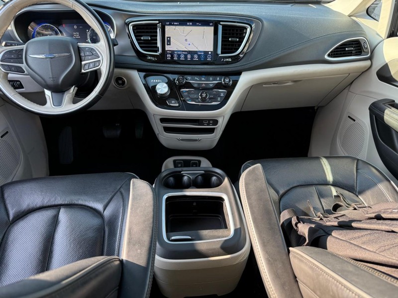Chrysler Pacifica Vehicle Image 14