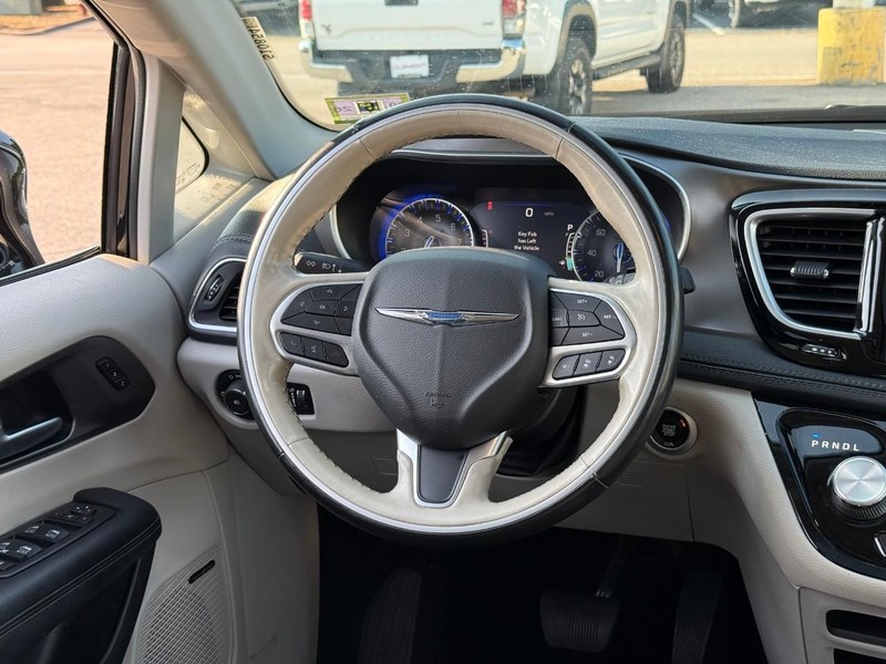 Chrysler Pacifica Vehicle Image 15