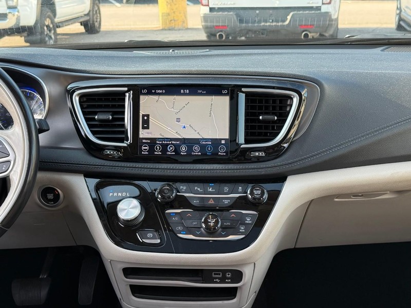 Chrysler Pacifica Vehicle Image 16