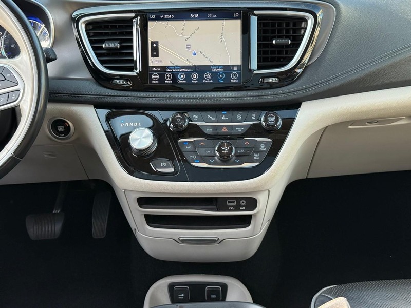 Chrysler Pacifica Vehicle Image 17
