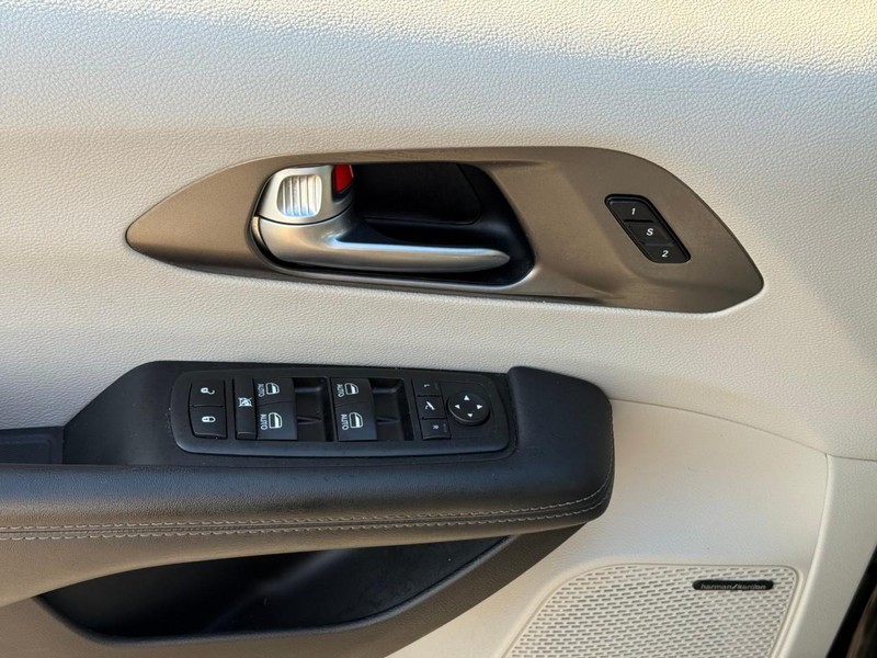 Chrysler Pacifica Vehicle Image 18