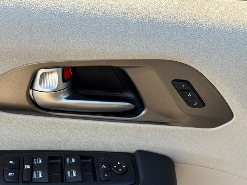 Chrysler Pacifica Vehicle Image 19