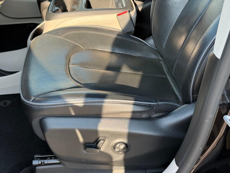 Chrysler Pacifica Vehicle Image 20