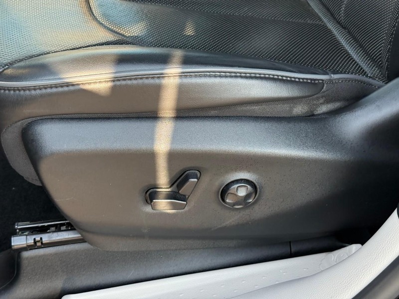 Chrysler Pacifica Vehicle Image 21
