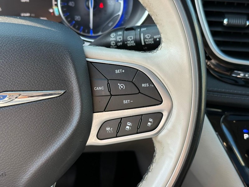 Chrysler Pacifica Vehicle Image 23