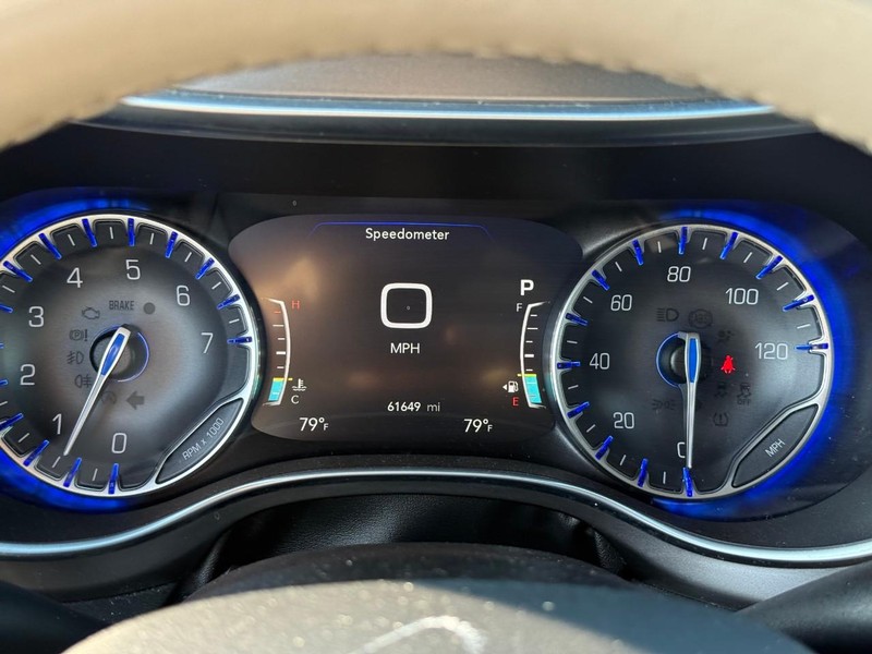 Chrysler Pacifica Vehicle Image 24