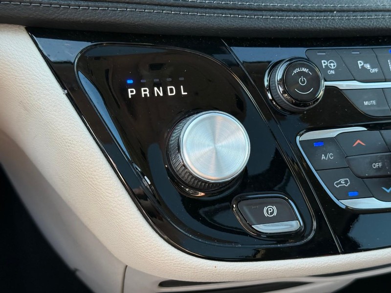 Chrysler Pacifica Vehicle Image 25