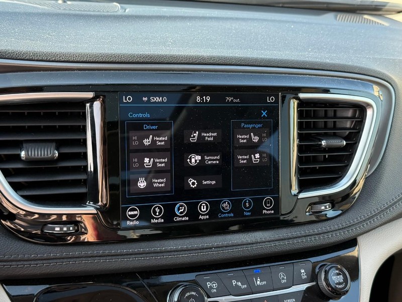 Chrysler Pacifica Vehicle Image 26