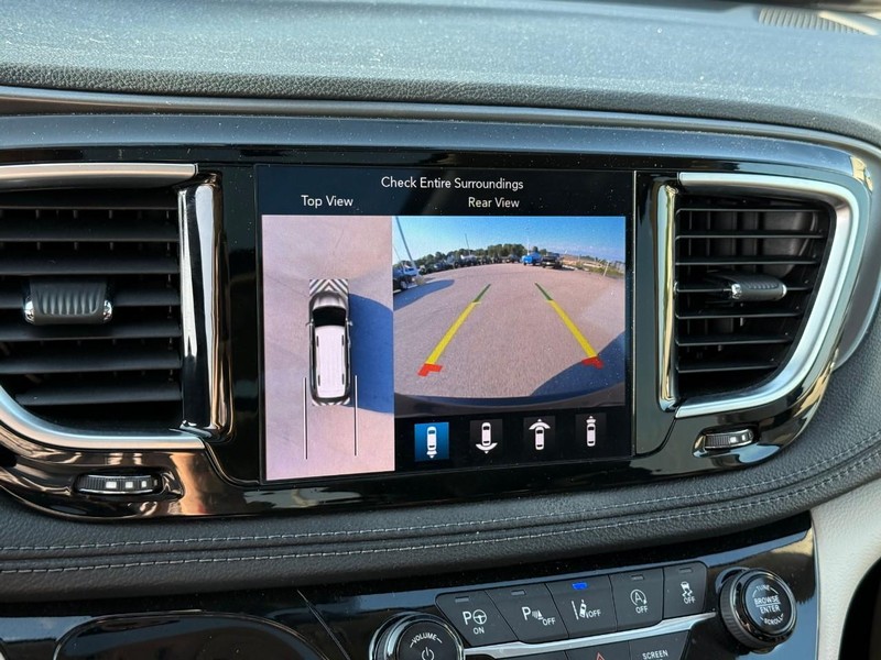 Chrysler Pacifica Vehicle Image 27