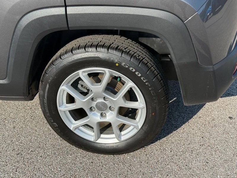 Jeep Renegade Vehicle Image 05