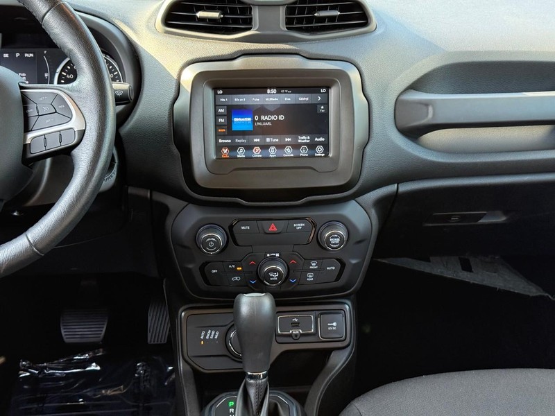 Jeep Renegade Vehicle Image 18