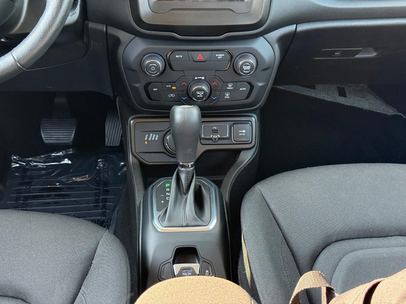 Jeep Renegade Vehicle Image 19