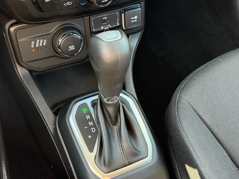 Jeep Renegade Vehicle Image 25