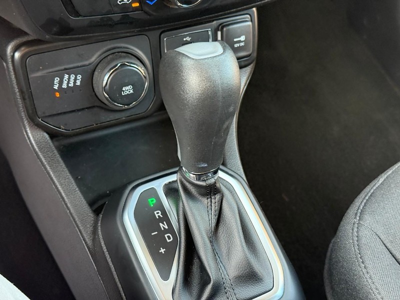 Jeep Renegade Vehicle Image 25