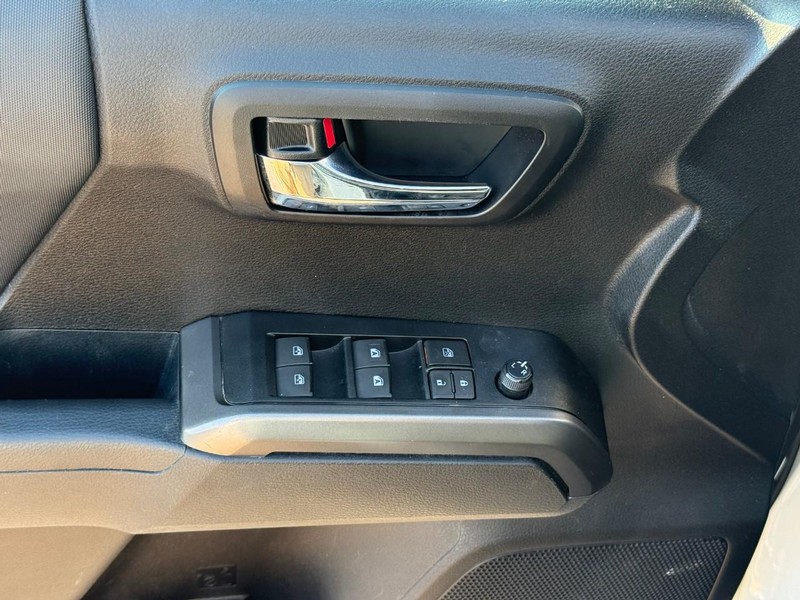 Toyota Tacoma 4WD Vehicle Image 19