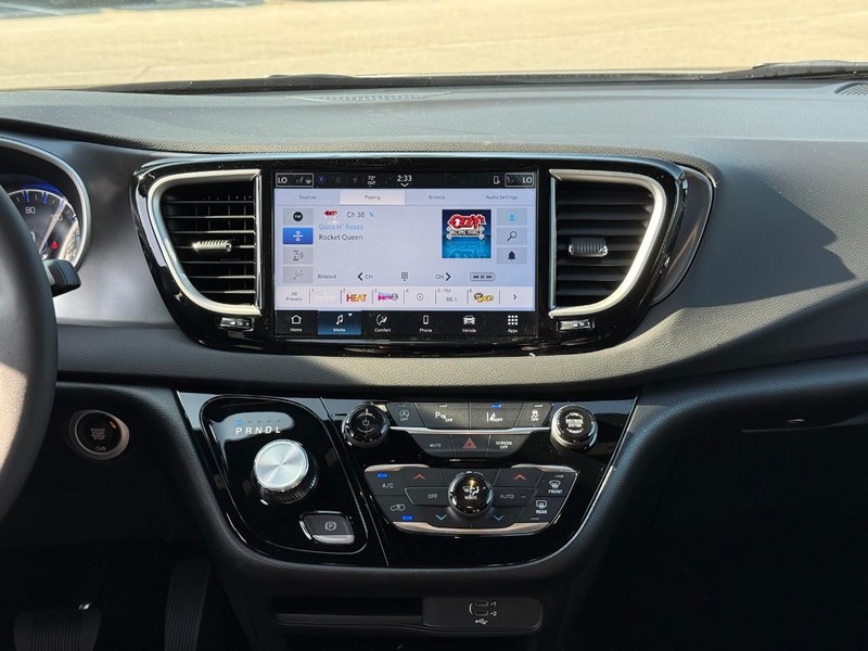 Chrysler Voyager Vehicle Image 12