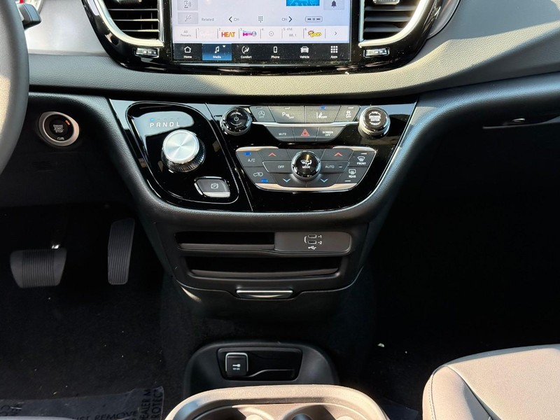 Chrysler Voyager Vehicle Image 13