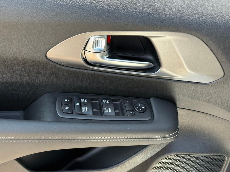 Chrysler Voyager Vehicle Image 14