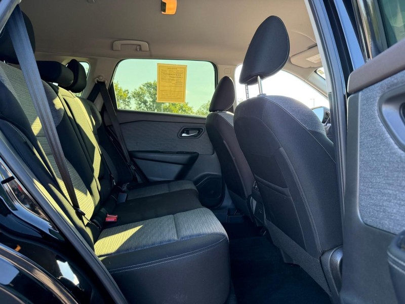 Nissan Rogue Vehicle Image 14