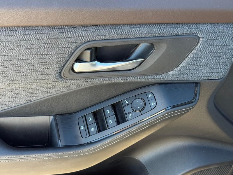 Nissan Rogue Vehicle Image 19