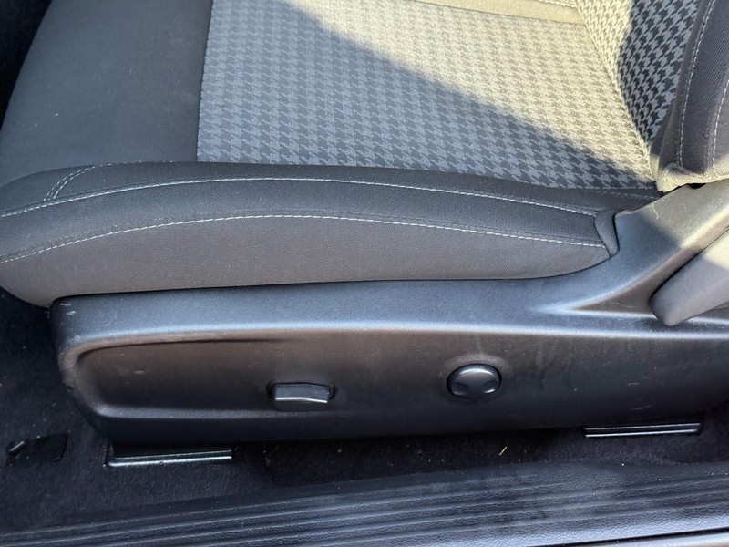 Dodge Challenger Vehicle Image 16