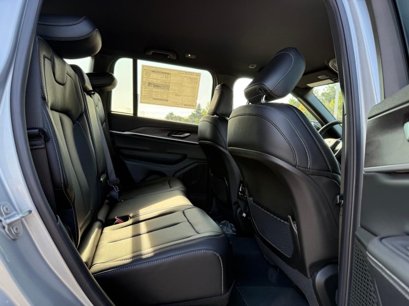 Jeep Grand Cherokee Vehicle Image 05