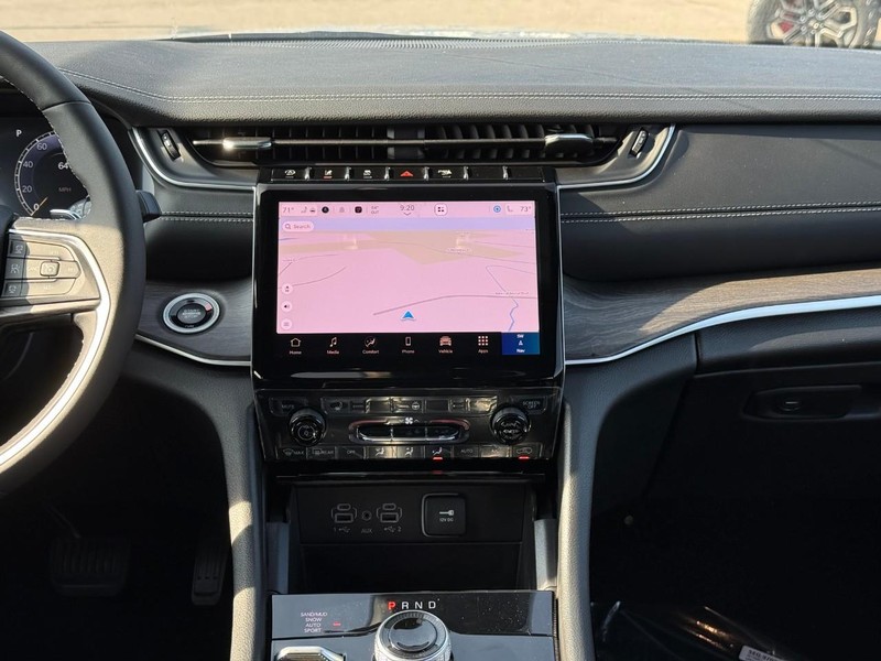 Jeep Grand Cherokee Vehicle Image 09