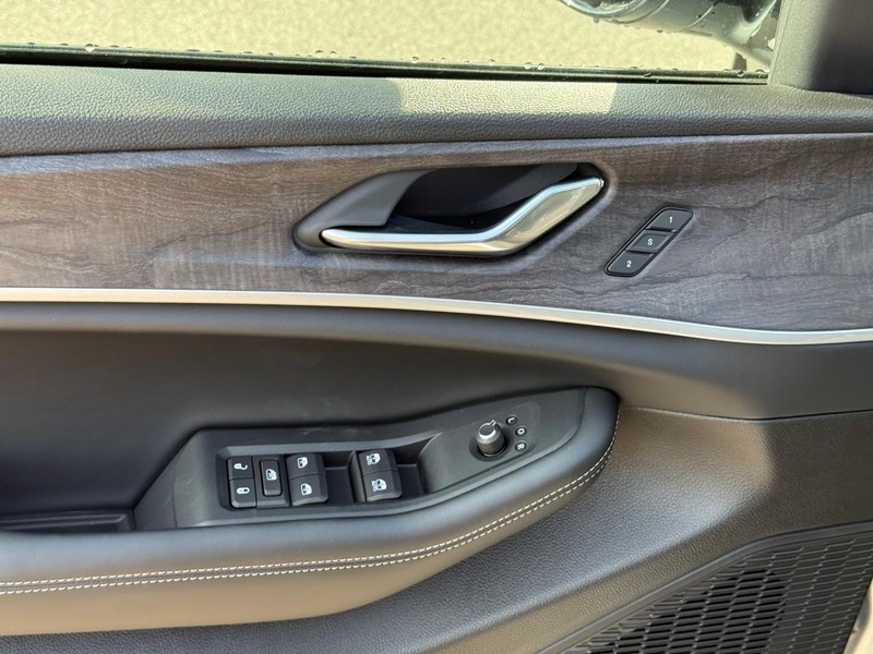 Jeep Grand Cherokee Vehicle Image 12