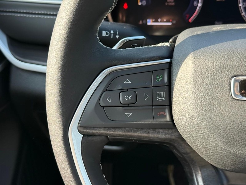 Jeep Grand Cherokee Vehicle Image 16