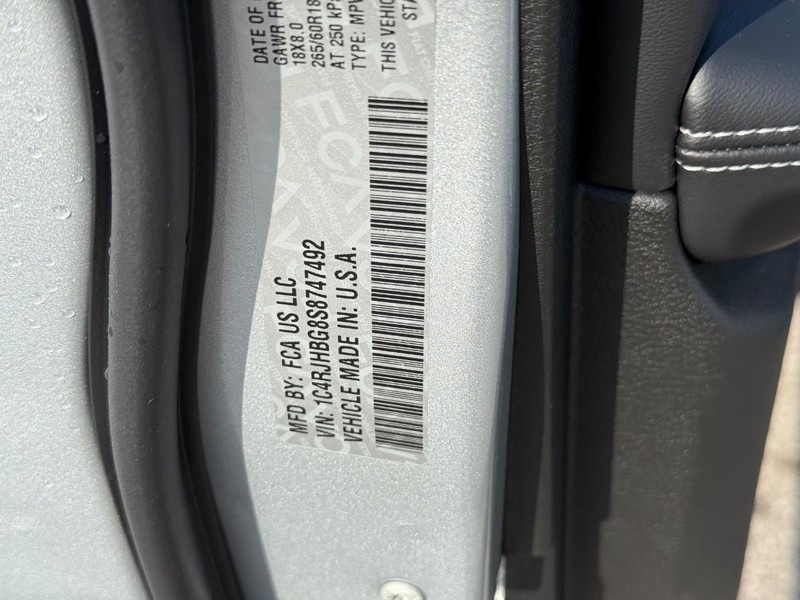 Jeep Grand Cherokee Vehicle Image 21