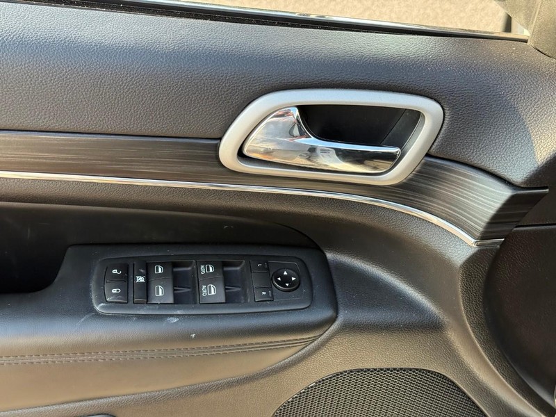 Jeep Grand Cherokee Vehicle Image 19