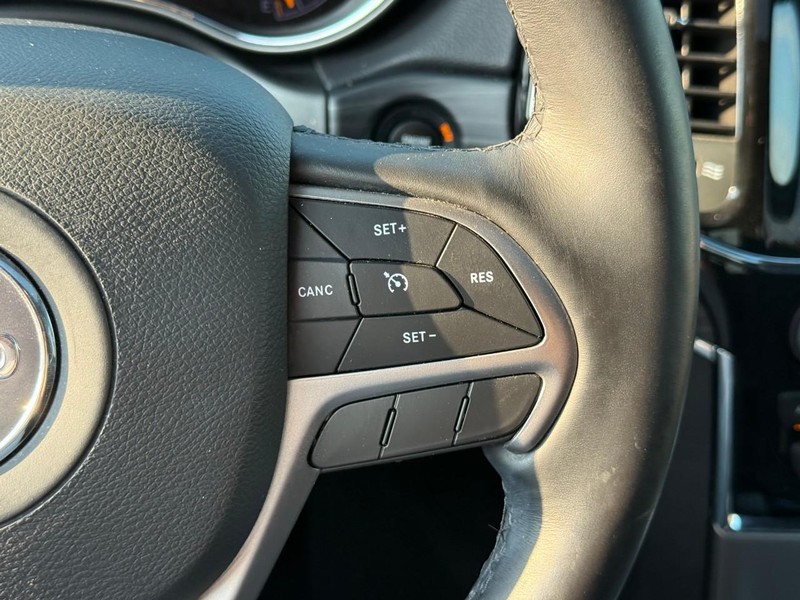 Jeep Grand Cherokee Vehicle Image 24