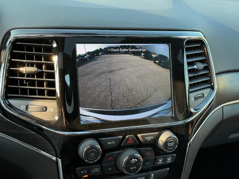 Jeep Grand Cherokee Vehicle Image 29