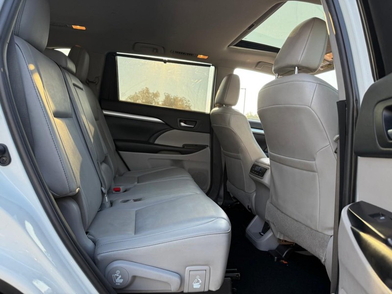 Toyota Highlander Vehicle Image 14