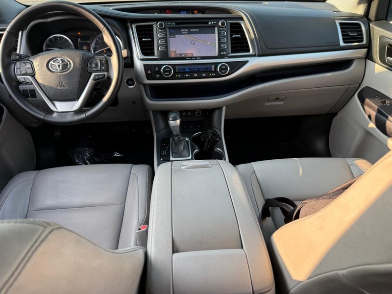 Toyota Highlander Vehicle Image 16