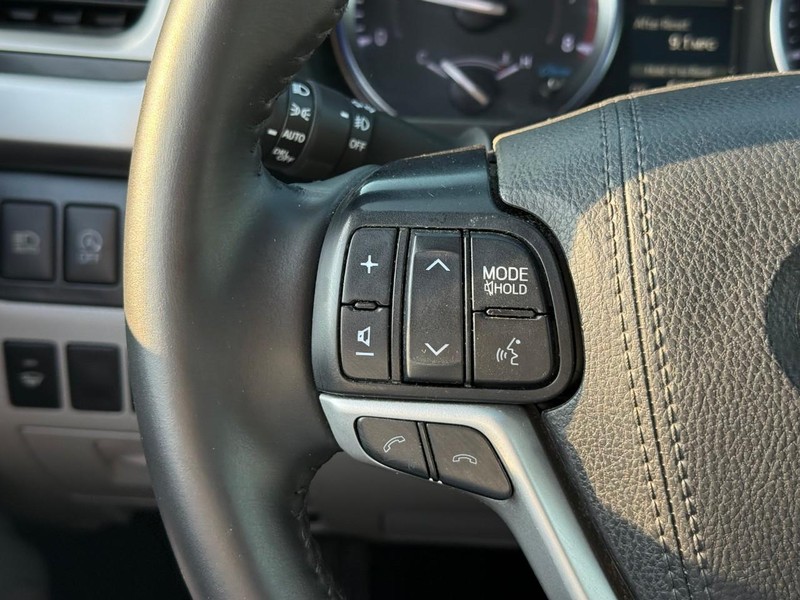 Toyota Highlander Vehicle Image 25